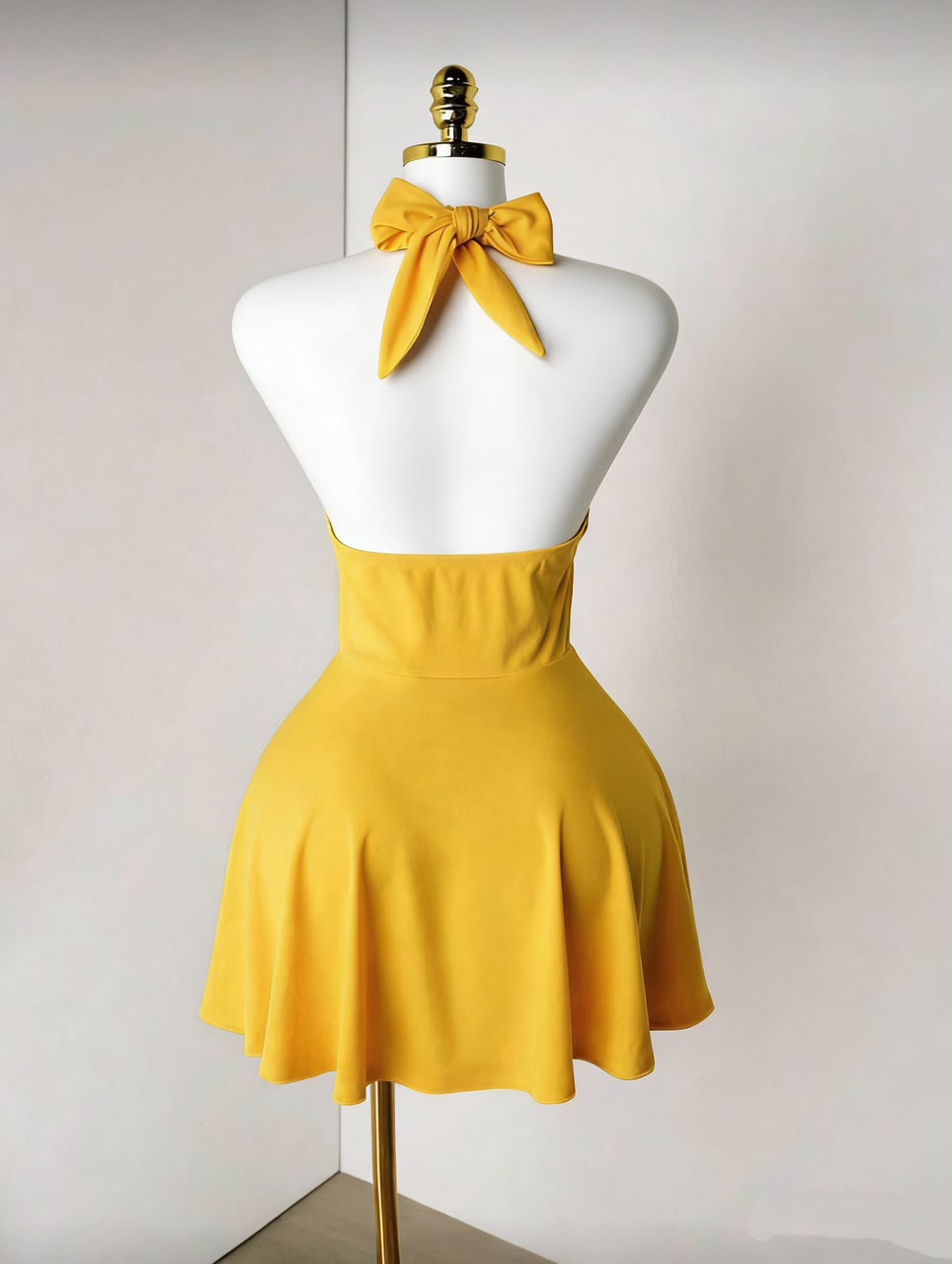 Robe Mini Dos Ouvert – Élégance & Style Tendance